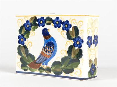 null ROYAL COPENHAGEN
Pique-fleurs en céramique émaillée et peinte à décor d'un oiseau:
Signature...