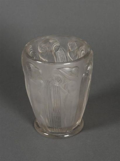 null René LALIQUE (1860-1945)
Rare vase "Danaïdes" en verre pressé moulé opalescent....