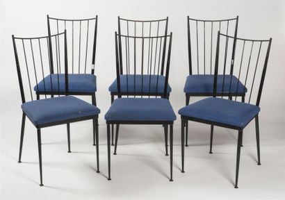 null Colette GUEDEN (1905-2000)
Suite de six chaises en laiton laqué noir à dossier...