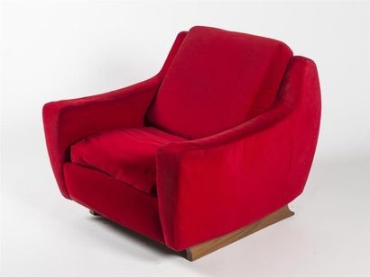 null TRAVAIL 1950
Paire de fauteuils en velours de coton rouge reposant sur une base...