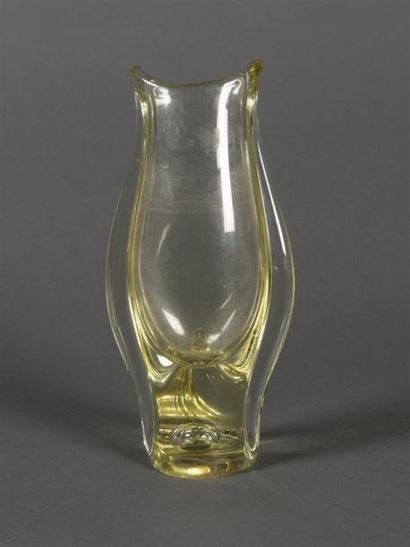 null MANUFACTURE DE SEVRES
Vase de forme lyre aplatie en cristal dans les tons de...