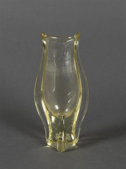 null MANUFACTURE DE SEVRES
Vase de forme lyre aplatie en cristal dans les tons de...