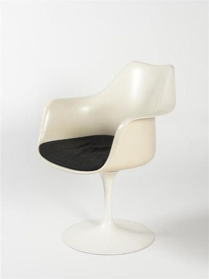 null Eero SAARINEN (1910-1961)
Suite de deux fauteuils modèle "tulipe" à piètement...