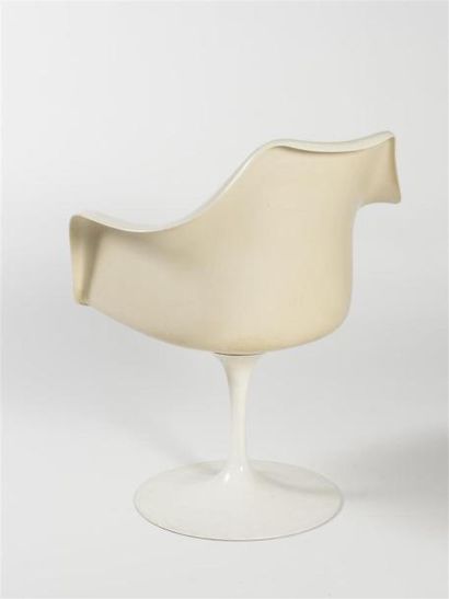 null Eero SAARINEN (1910-1961)
Suite de deux fauteuils modèle "tulipe" à piètement...