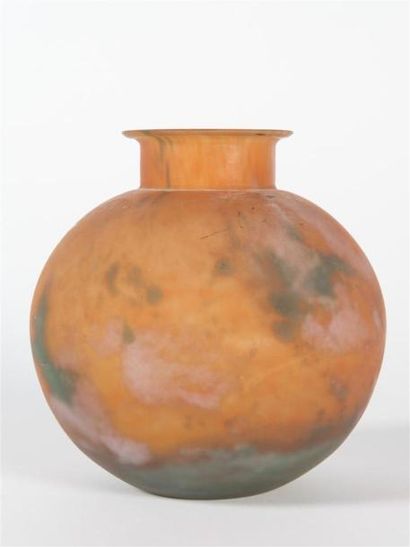 null MULLER FRERES À LUNÉVILLE
Vase boule à col ouvert en verre marmoréen orange...