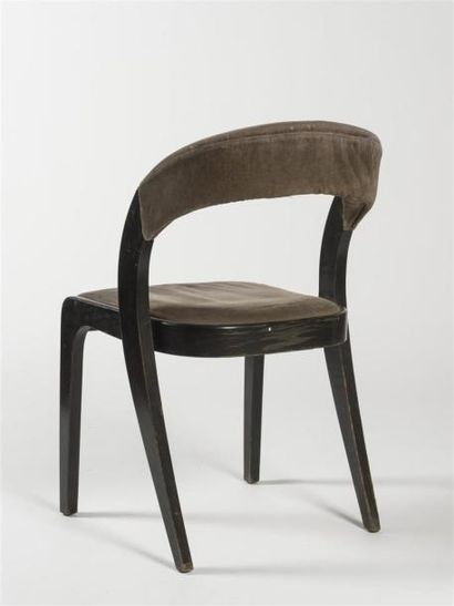 null BAUMANN (XX ème)
Suite de six chaises en bois teinté noir, garniture en velours...