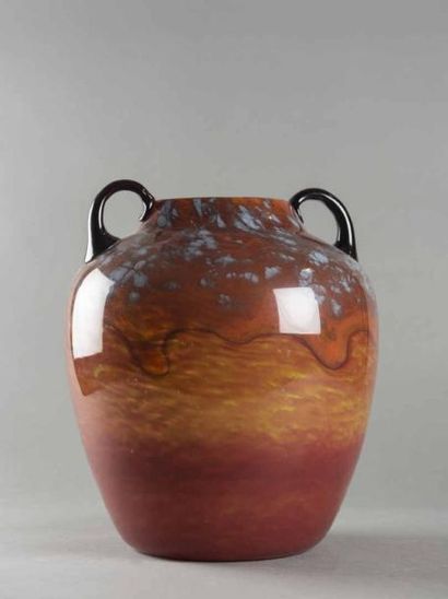 null SCHNEIDER (XXème siècle)
Vase de forme amphore pansu à col rétréci.
Verre soufflé...