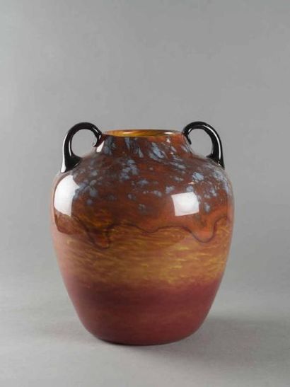 null SCHNEIDER (XXème siècle)
Vase de forme amphore pansu à col rétréci.
Verre soufflé...