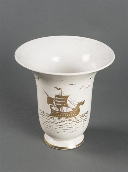 null TRAVAIL FRANCAIS (XXème) Vase de forme tronconique à col évasé en céramique...