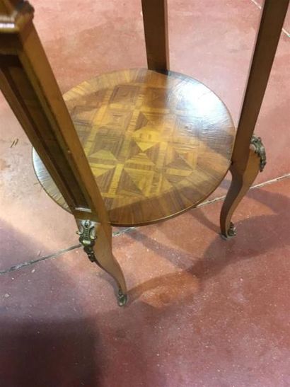 null Table de salon en bois de placage marqueté style Louis XV