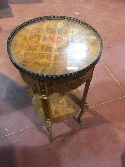 null Table de salon en bois de placage marqueté style Louis XV