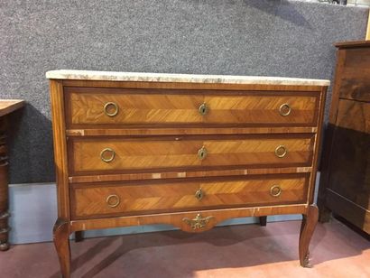 null Commode de style Louis XVI plateau marbre, ouvrant par trois tiroirs 