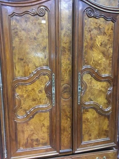 null Belle armoire bressane en noyer et ronce de noyer ouvrant par deux portes avec...