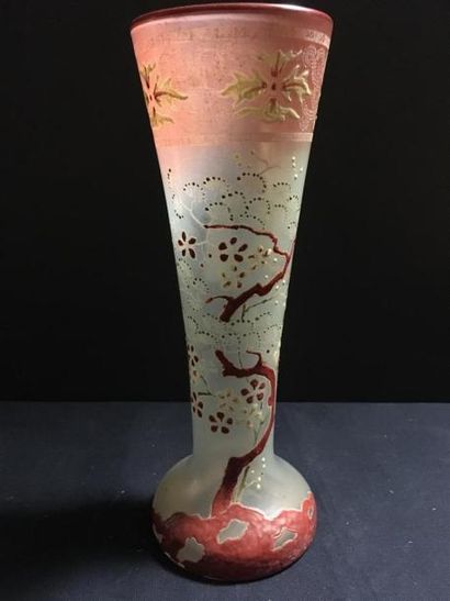 null Vase en verre émaillé à décor de branche de prunus
H: 31 cm