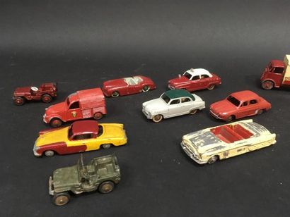 null Dinky Toys lot de neuf voitures et un camion
Etats divers