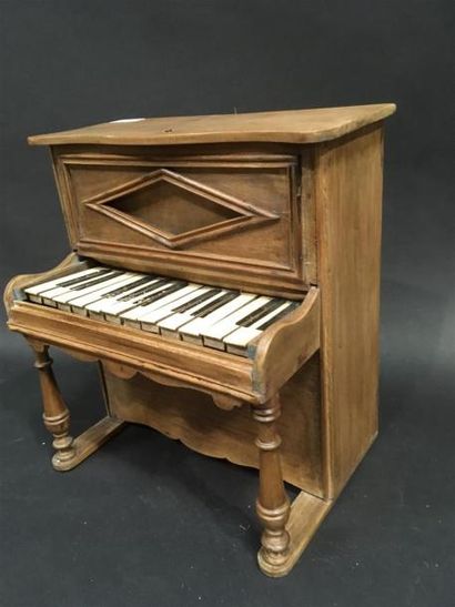 null Piano miniature en bois
Quelques touchoues fonctionnent
H: 33, L: 31 cm