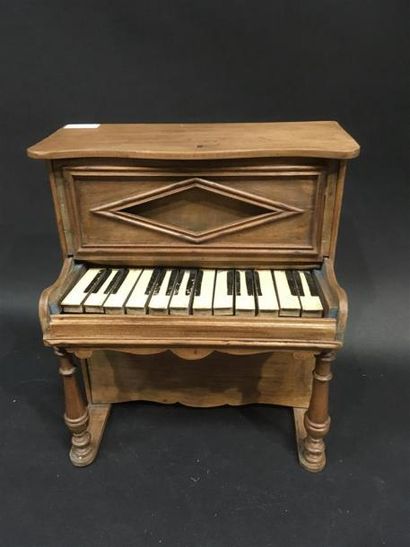 null Piano miniature en bois
Quelques touchoues fonctionnent
H: 33, L: 31 cm