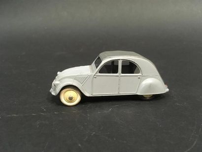 null Dinky Toys Made in France, Citroën 2CV
Couleur gris clair et gris fonc
très...