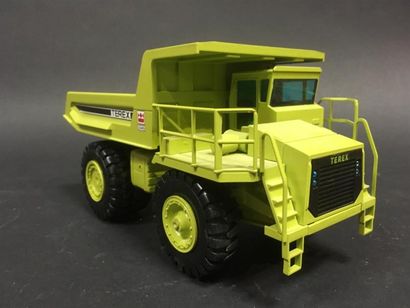 null NZG TEREX camion benne 
Echelle 1/50 de couleur verte
très bon état