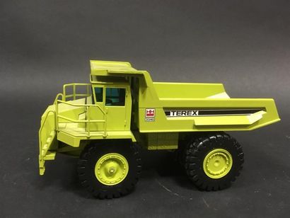 null NZG TEREX camion benne 
Echelle 1/50 de couleur verte
très bon état