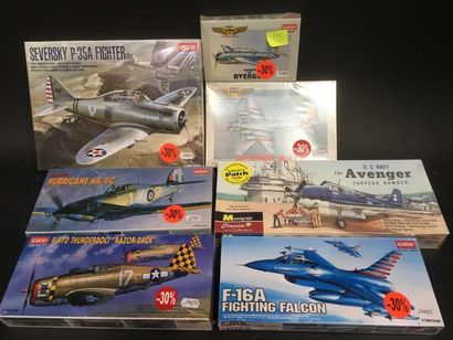 null Lot de 7 maquettes d'avion dont F16
Neuf en boite