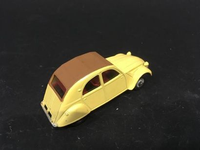 null Dinky Toys Made in France Citroën 2CV 558 
Couleur jaune, capote marron
bon...