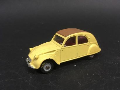 null Dinky Toys Made in France Citroën 2CV 558 
Couleur jaune, capote marron
bon...