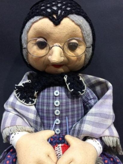 null Poupée en feutre représentant une grand mère tricotant
H: 64 cm