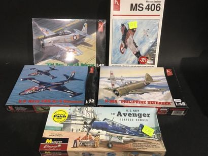 null Lot 5 maquettes d'avion 1/48
