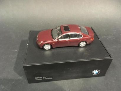 null BMW X6
Neuf en boite
Boite de présentation escamotable