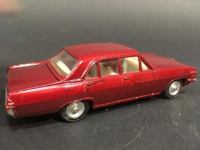 null Dinky Toys Made in France Opel Admiral
Couleur bordeaux
très bon état