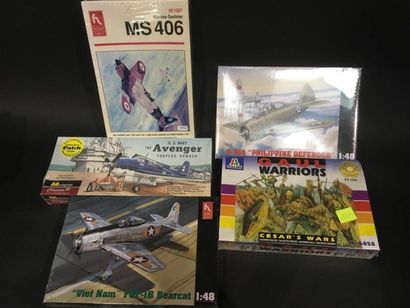 null Lot 4 maquettes d'avion 1/48 et une maquette de soldats