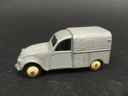 null Dinky Toys Made in France Citroën 2CV
Couleur gris métallisté
bon état