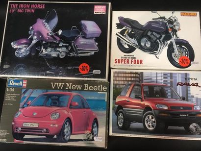 null Lot de 4 maquettes 2 voitures RAV4J et New Beetle, 2 motos
Neuf en boite