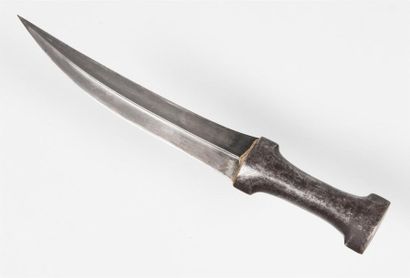 null Beau poignard oriental en fer avec fourreau décoré de rinceaux en argent