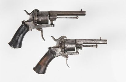 null Deux revolvers à broche. Poinçon de Liège.
Mauvais état