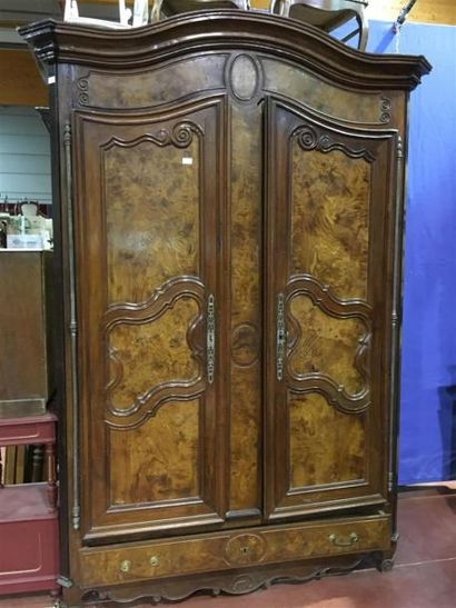 null Belle armoire bressane en noyer et ronce de noyer ouvrant par deux portes avec...