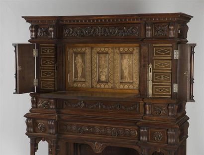 null Important cabinet rectangulaire en bois naturel richement sculpté, il ouvre...