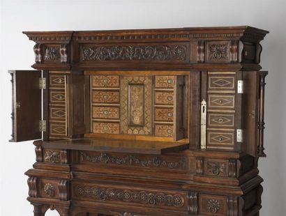 null Important cabinet rectangulaire en bois naturel richement sculpté, il ouvre...