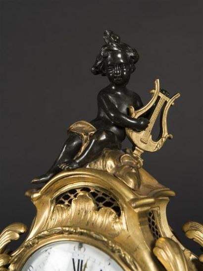 null Eugène BAGUES
Pendule en bronze patiné ciselé et doré, orné d'un putto à l'amortissement
Fin...