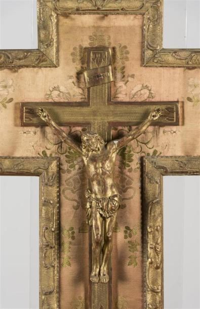 null Christ en bois doré dans un encadrement sur fond de soie
18ème siècle
H : 56...
