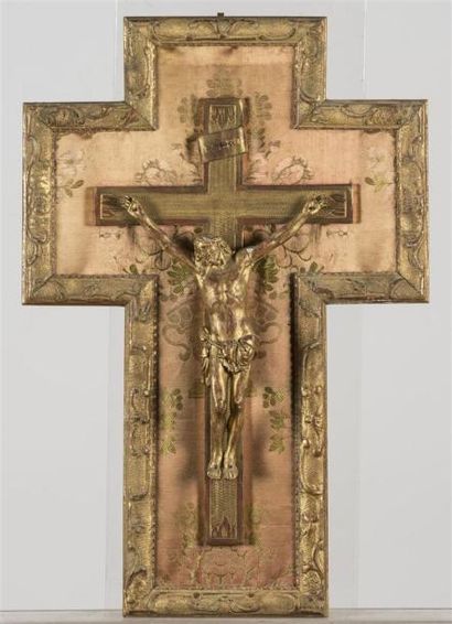 null Christ en bois doré dans un encadrement sur fond de soie
18ème siècle
H : 56...