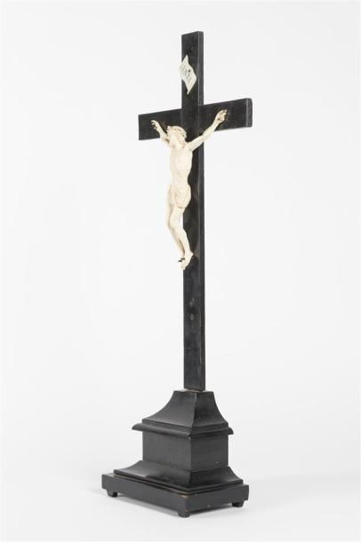 null Christ en ivoire sculpté et finement ciselé
18ème siècle
H : 25 x 18 cm
