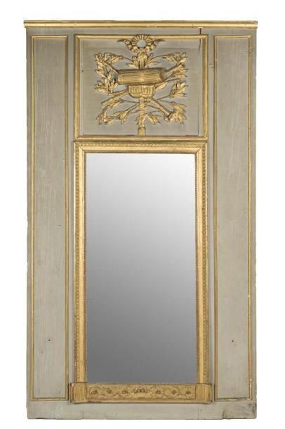 null Trumeau en bois laqué et doré 
Epoque Louis XVI
H : 212cm L : 123cm