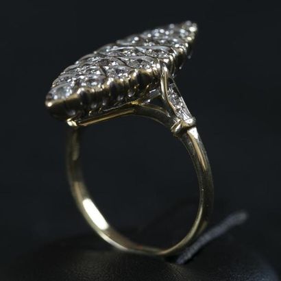 null Bague marquise en or 2 tons (750) 18K sertie de diamants pour un total d'environ...