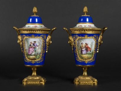 null Paire de vases couverts en porcelaine polychrome à décor de scènes galantes,...