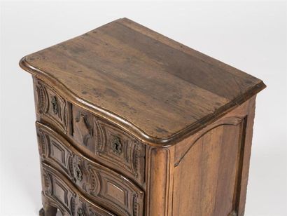 null Petite commode de maîtrise légèrement galbée, en noyer mouluré elle ouvre par...