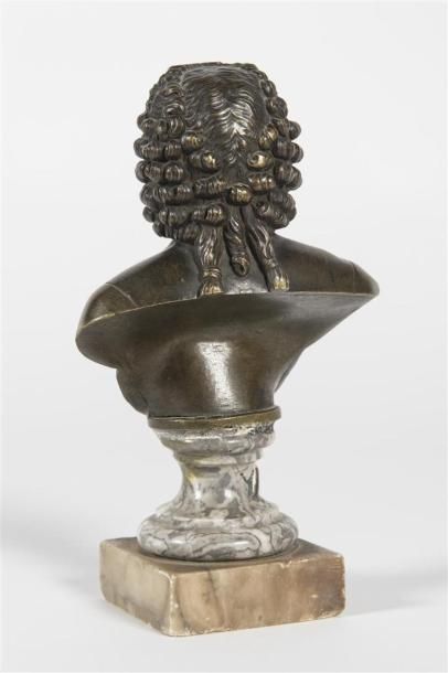 null Buste de philosophe, Voltaire
Epreuve en bronze reposant sur un socle en marbre
19ème...
