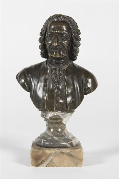 null Buste de philosophe, Voltaire
Epreuve en bronze reposant sur un socle en marbre
19ème...