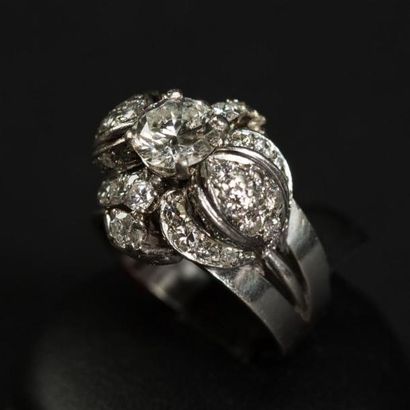 null Bague en platine griffée en son centre d'un diamant taille moderne de 1,20 carat...